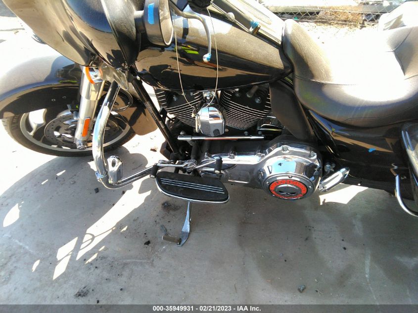 2011 HARLEY-DAVIDSON FLHX - 1HD1KBM14BB631790