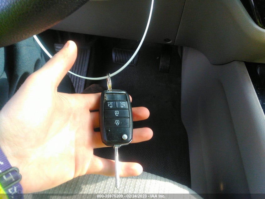 VIN KNDMB5C15H6224404 2017 KIA SEDONA LX