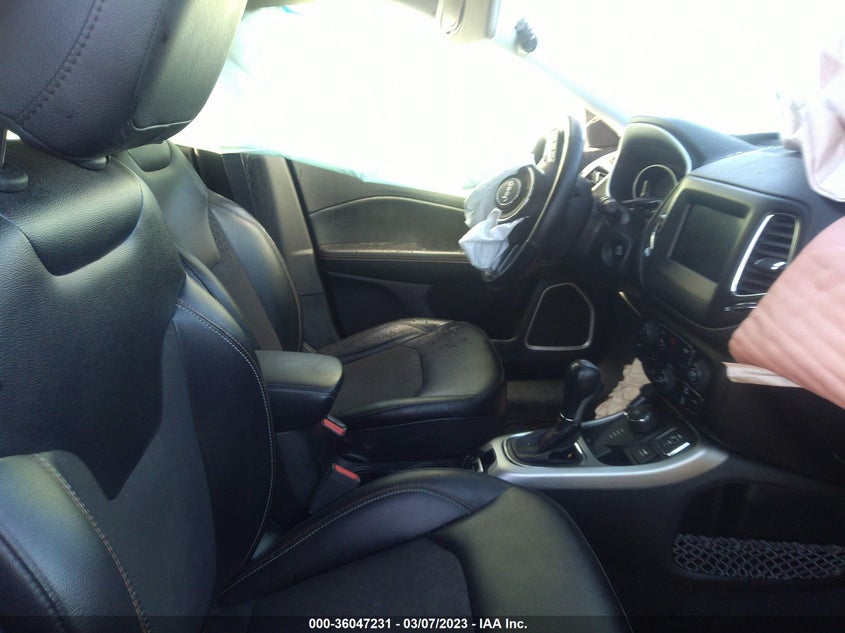 VIN 3C4NJDBB2JT201184 2018 JEEP COMPASS LATITUDE