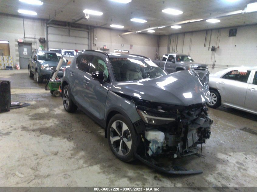 YV4L12UW7P2942885 VOLVO XC40 PLUS DARK THEME 2023