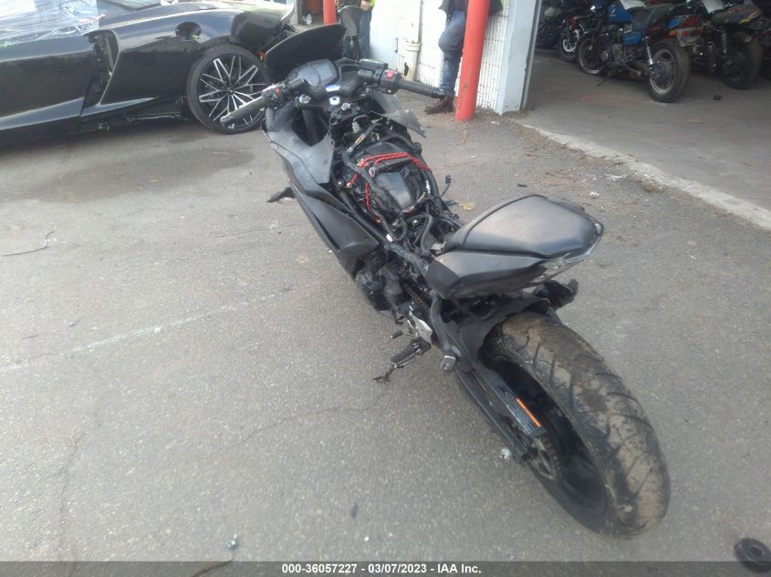 2017 KAWASAKI EX650 F - JKAEXEK1XHDA01999