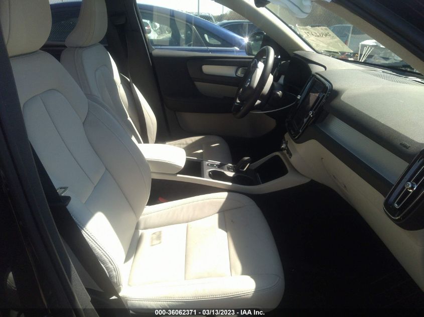 2020 VOLVO XC40 MOMENTUM YV4162UK4L2286483