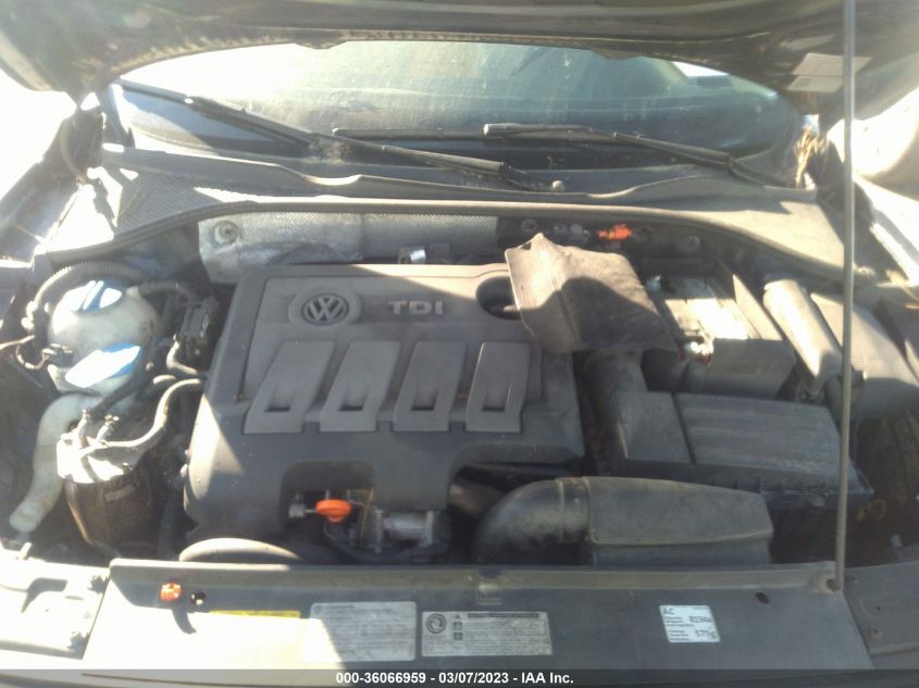 2013 VOLKSWAGEN PASSAT TDI SE W/SUNROOF & NAV - 1VWBN7A34DC077659