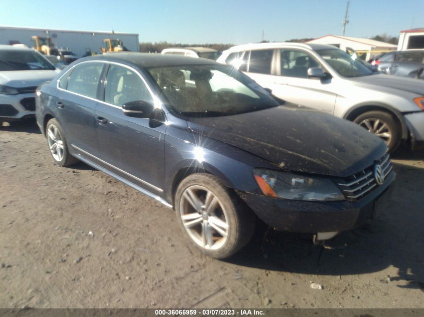 2013 VOLKSWAGEN PASSAT TDI SE W/SUNROOF & NAV - 1VWBN7A34DC077659
