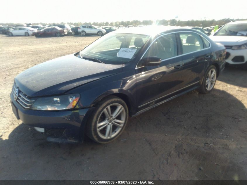 2013 VOLKSWAGEN PASSAT TDI SE W/SUNROOF & NAV - 1VWBN7A34DC077659