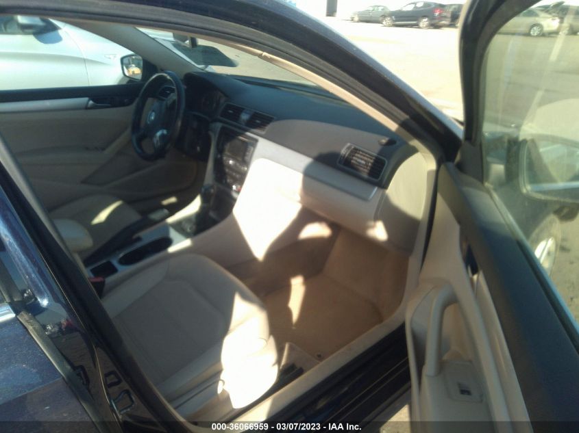 2013 VOLKSWAGEN PASSAT TDI SE W/SUNROOF & NAV - 1VWBN7A34DC077659