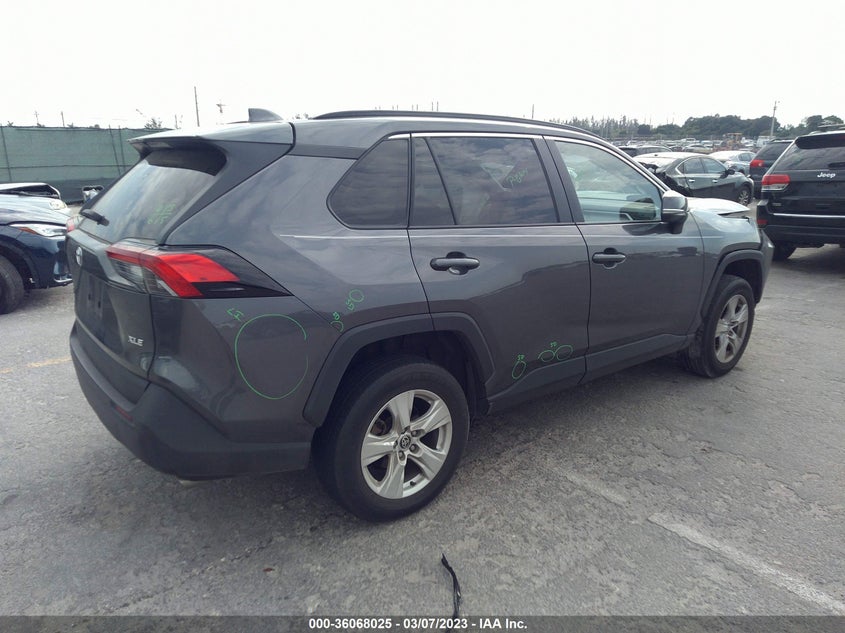 VIN 2T3W1RFV0MC153852 2021 TOYOTA RAV4 XLE