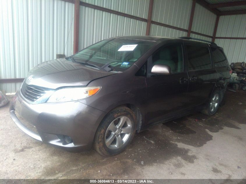 5TDKK3DC8DS360984 2013 TOYOTA SIENNA - Image 2