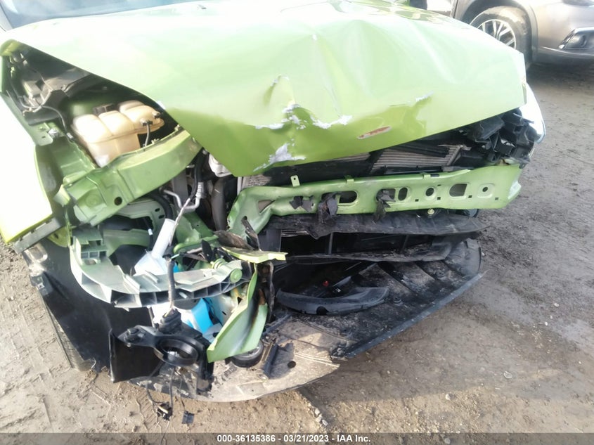 VIN 1FADP3F2XJL238600 2018 FORD FOCUS SE
