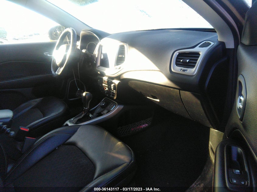 VIN 3C4NJDBB1JT104073 2018 JEEP COMPASS LATITUDE