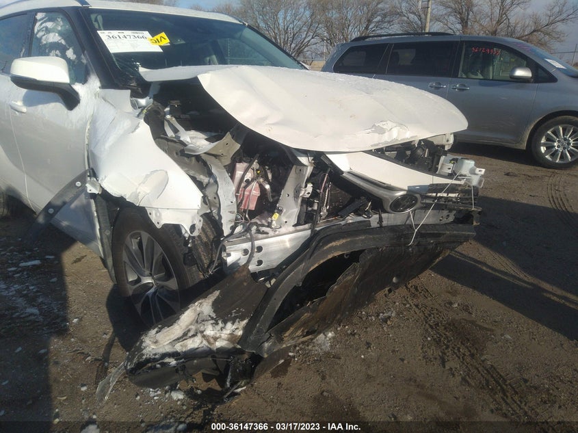 VIN 5TDHZRBH5MS532878 2021 TOYOTA HIGHLANDER XLE