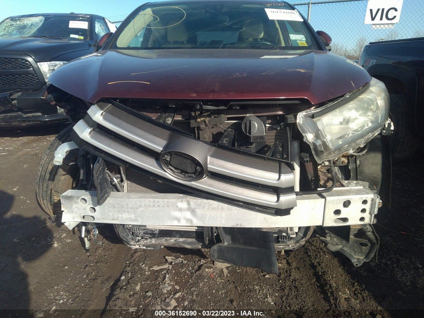 VIN 5TDBZRFH7JS904040 2018 TOYOTA HIGHLANDER LE