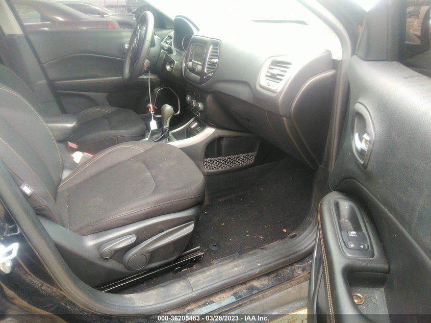 VIN 3C4NJCAB8JT425331 2018 JEEP COMPASS SPORT