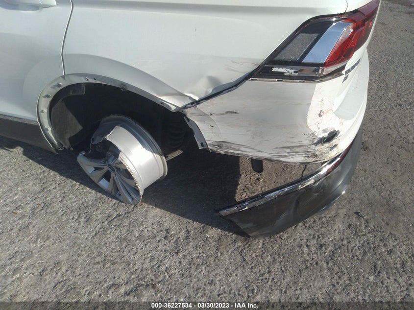 VIN 3VV3B7AX7JM120325 2018 VOLKSWAGEN TIGUAN SEL/SE