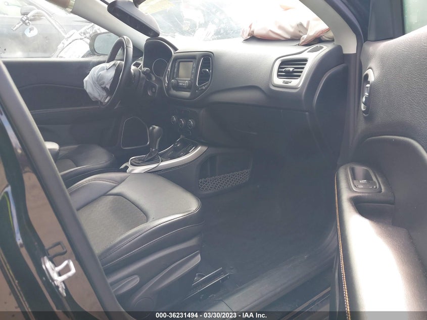 VIN 3C4NJDBB5JT161019 2018 JEEP COMPASS LATITUDE
