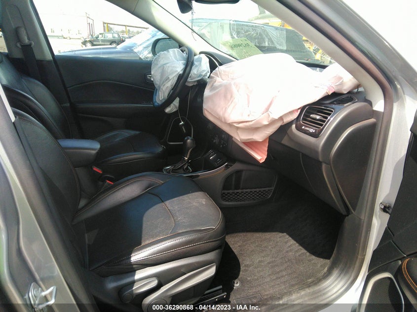 VIN 3C4NJCCB5KT772694 2019 JEEP COMPASS LIMITED