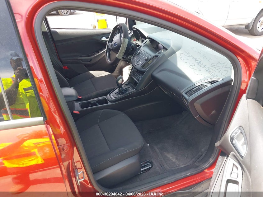 VIN 1FADP3FE1JL293463 2018 FORD FOCUS SE