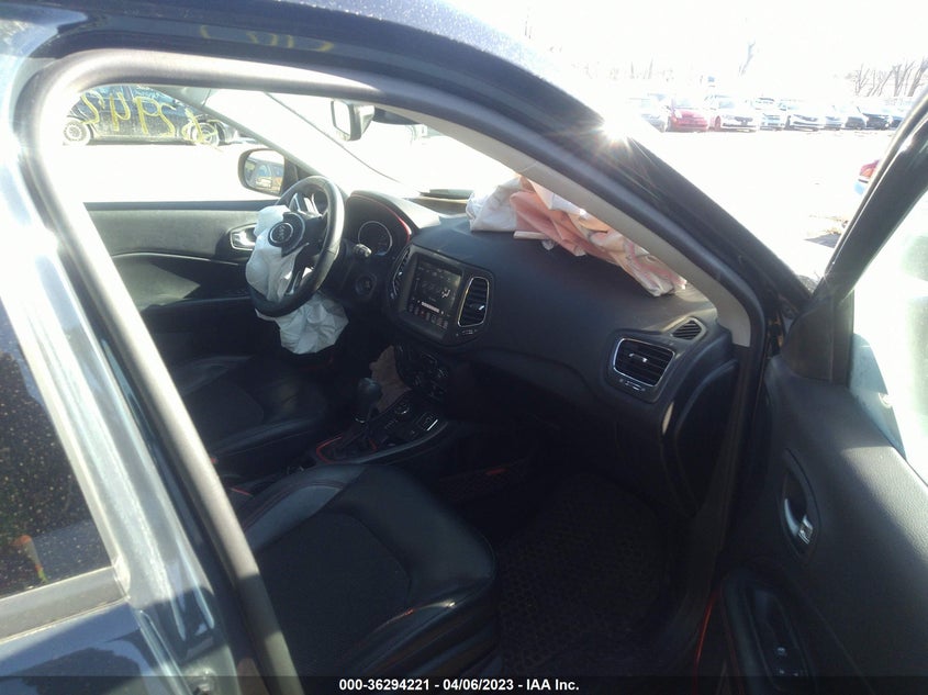 VIN 3C4NJDDB2JT334668 2018 JEEP COMPASS TRAILHAWK