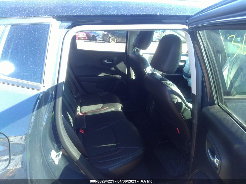 VIN 3C4NJDDB2JT334668 2018 JEEP COMPASS TRAILHAWK