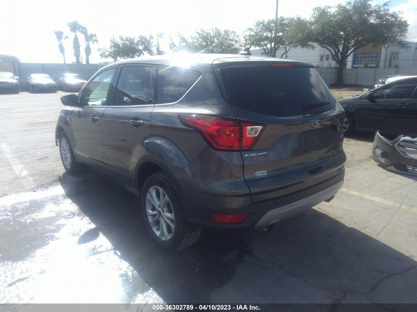 VIN 1FMCU0GD7KUB13039 2019 FORD ESCAPE SE
