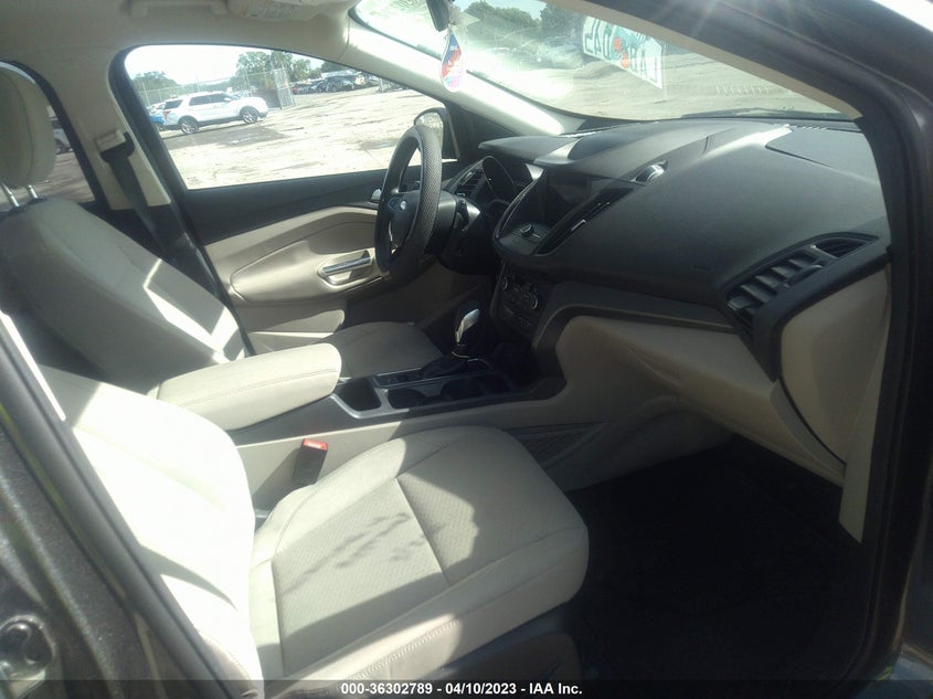 VIN 1FMCU0GD7KUB13039 2019 FORD ESCAPE SE