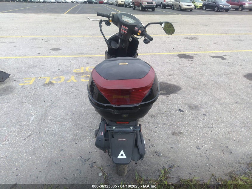 VIN LL0TCAPHXMG010477 2021 YNGF 49CC SCOOTER