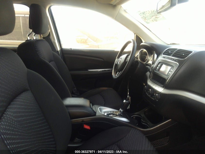 VIN 3C4PDCBBXKT738106 2019 DODGE JOURNEY SE