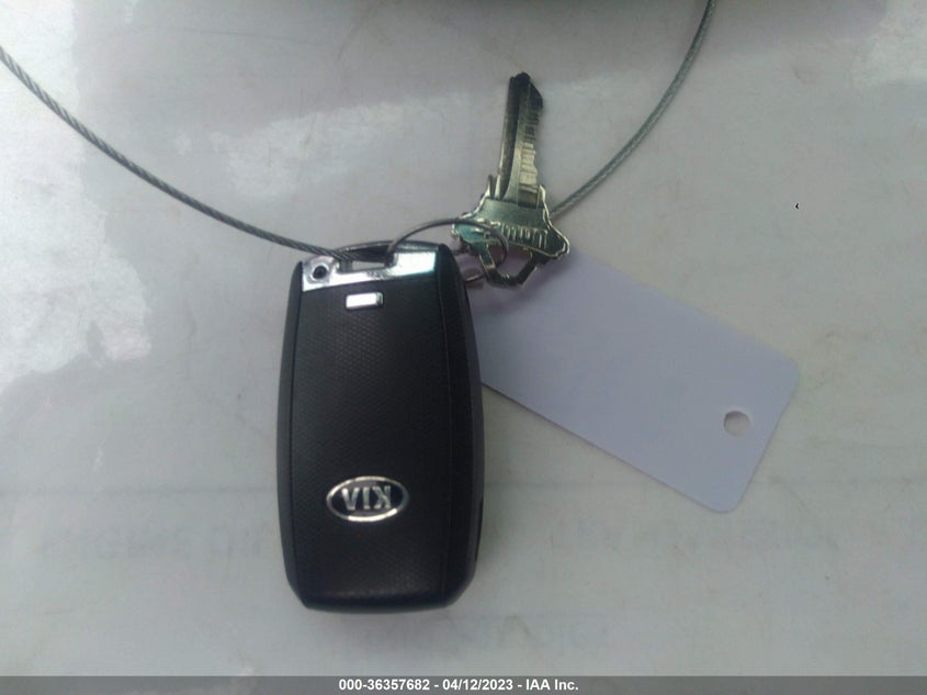VIN KNDMB5C16H6338332 2017 KIA SEDONA LX