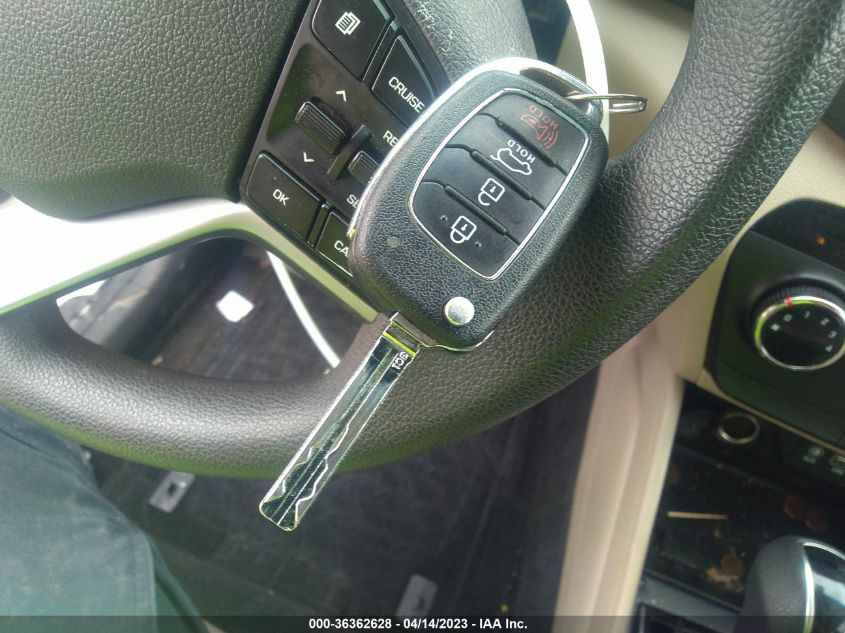 2017 HYUNDAI TUCSON SE - KM8J33A4XHU394489