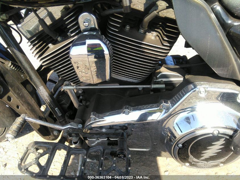 2011 HARLEY-DAVIDSON FLTRU - 1HD1KGM36BB652784