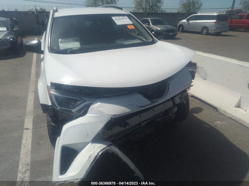 VIN JTMBFREV8JJ202032 2018 TOYOTA RAV4 LE
