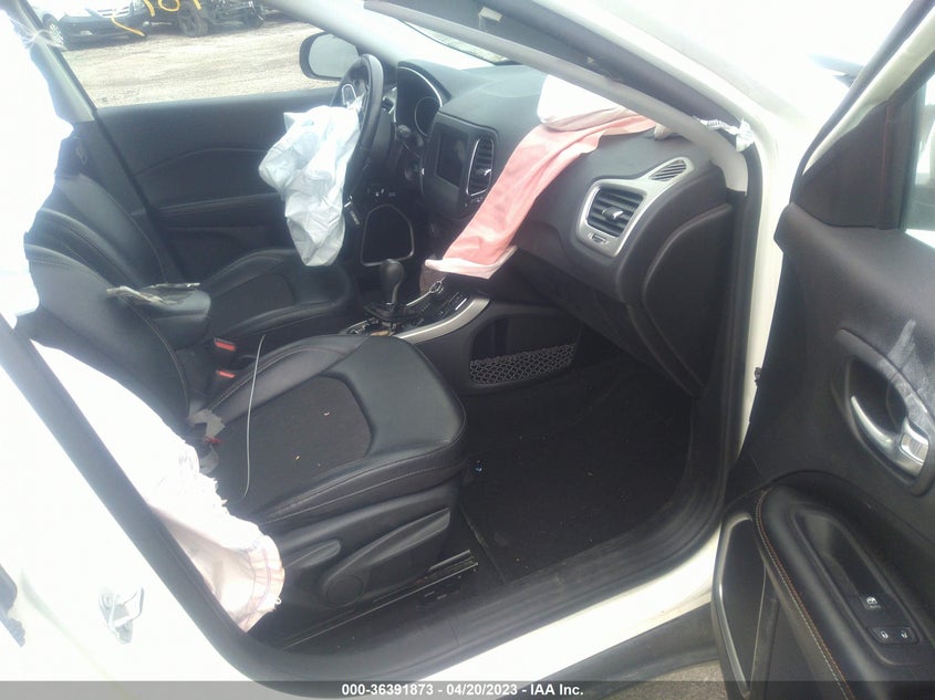 VIN 3C4NJDBB1KT807156 2019 JEEP COMPASS LATITUDE