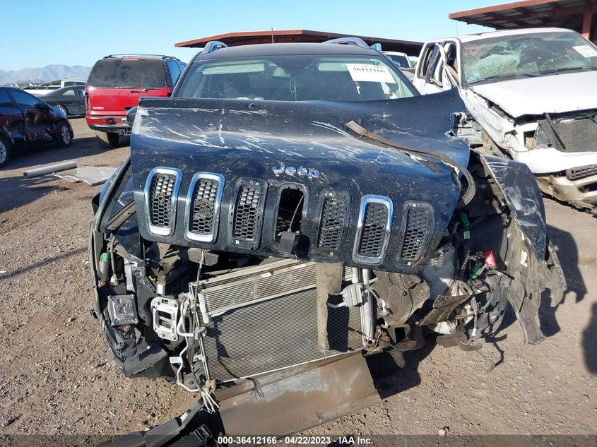 VIN 1C4PJLCB0JD560735 2018 JEEP CHEROKEE LATITUDE