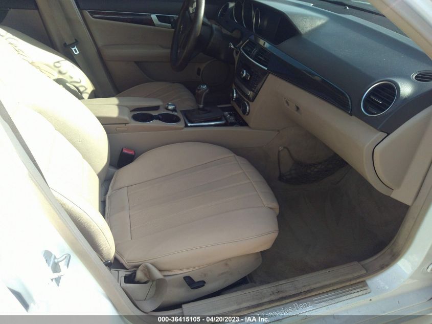 2013 MERCEDES-BENZ C 250 SPORT/LUXURY WDDGF4HB7DA752696