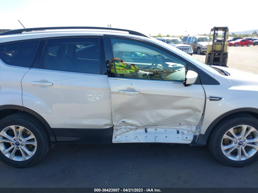 VIN 1FMCU9GD7JUD15690 2018 FORD ESCAPE SE