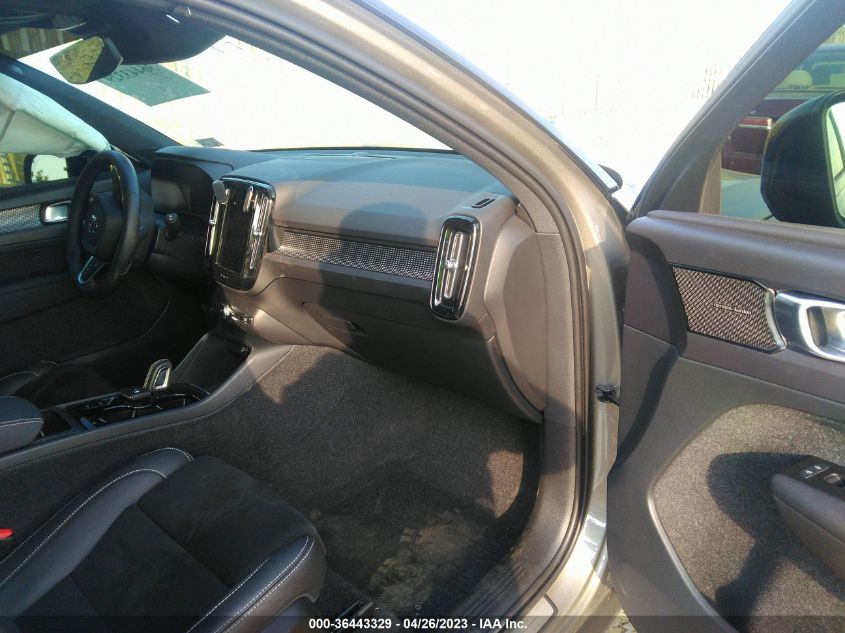 2022 VOLVO XC40 R-DESIGN YV4162UM2N2663400