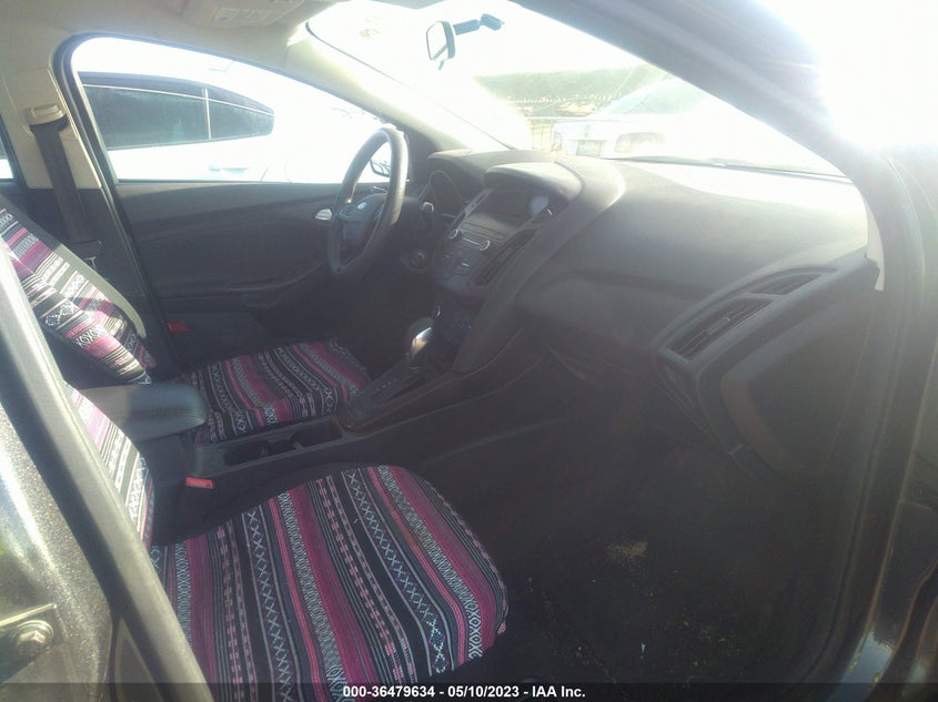 VIN 1FADP3F28JL271305 2018 FORD FOCUS SE