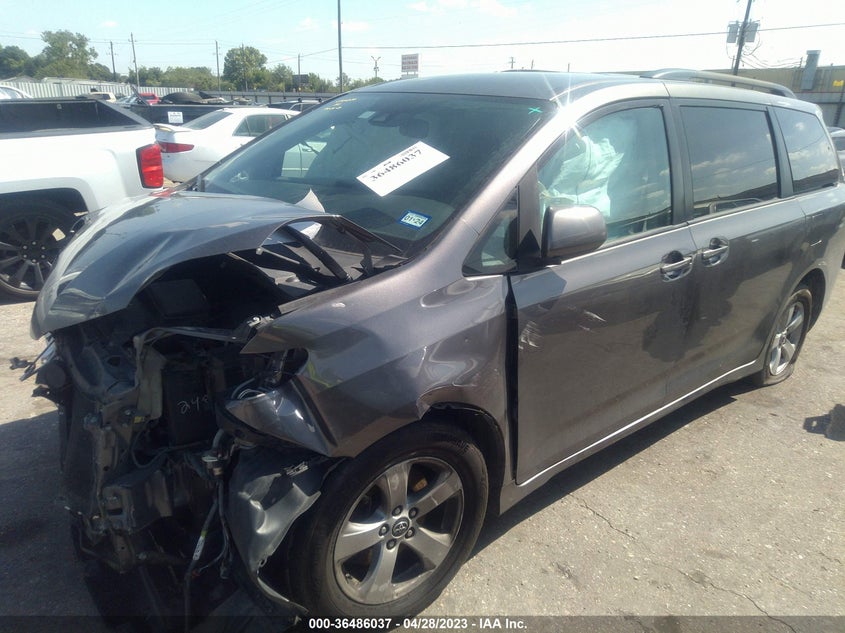 VIN 5TDKZ3DC6JS926115 2018 TOYOTA SIENNA LE
