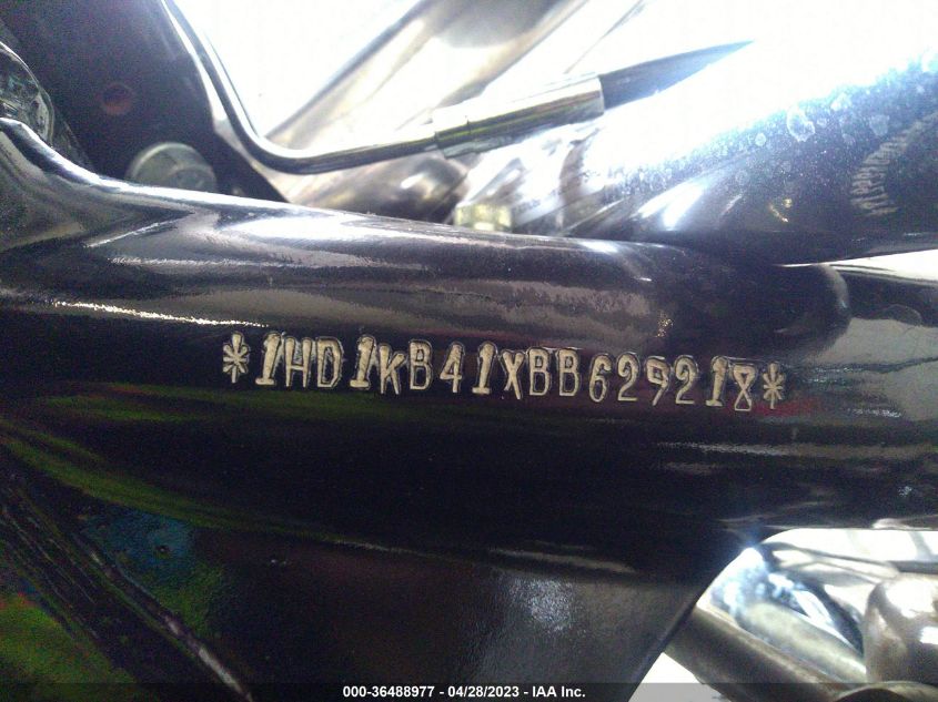 2011 HARLEY-DAVIDSON FLHX - 1HD1KB41XBB629218