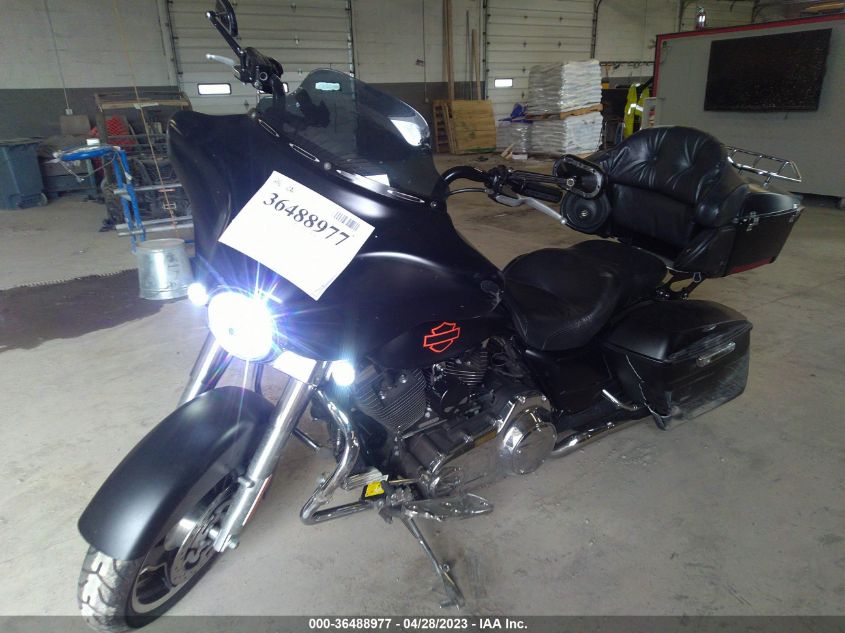 2011 HARLEY-DAVIDSON FLHX - 1HD1KB41XBB629218