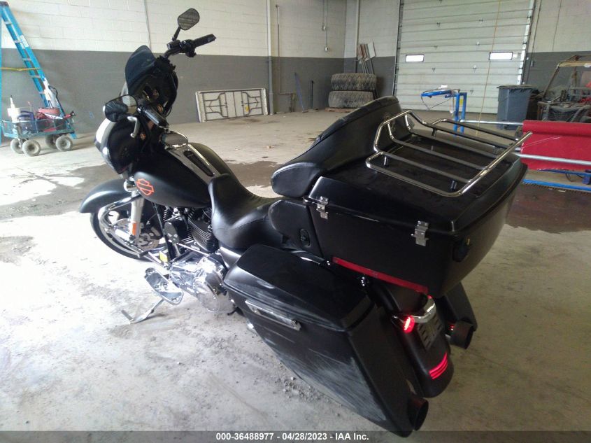 2011 HARLEY-DAVIDSON FLHX - 1HD1KB41XBB629218