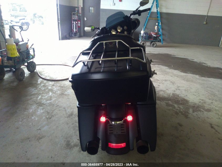 2011 HARLEY-DAVIDSON FLHX - 1HD1KB41XBB629218