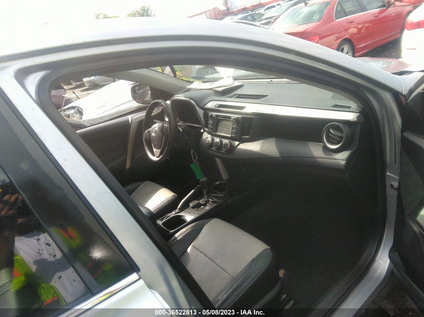 VIN JTMBFREV1JJ204768 2018 TOYOTA RAV4 LE