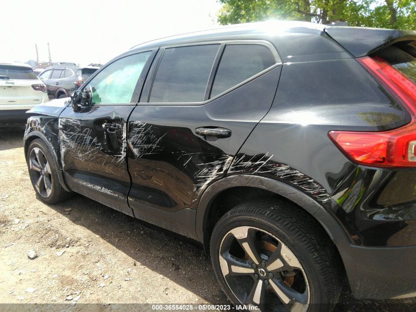 2020 VOLVO XC40 MOMENTUM YV4162UK1L2204404