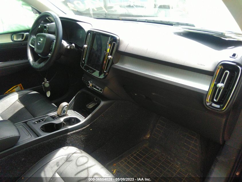 2020 VOLVO XC40 MOMENTUM YV4162UK1L2204404