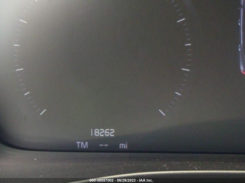 2020 VOLVO XC40 MOMENTUM YV4162UK2L2267947