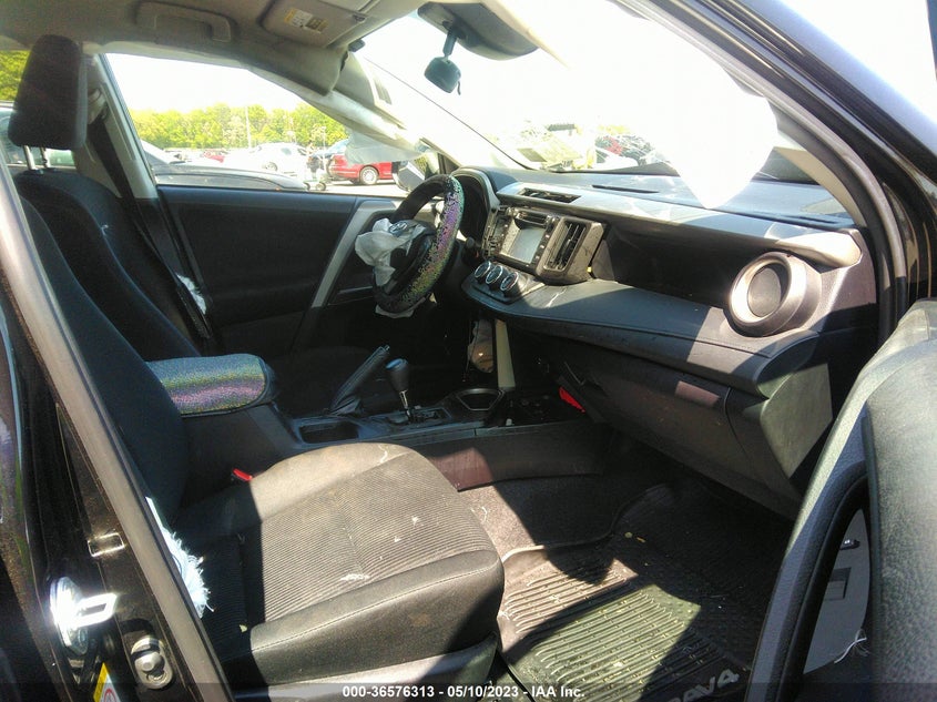 VIN 2T3BFREV3JW715349 2018 TOYOTA RAV4 LE