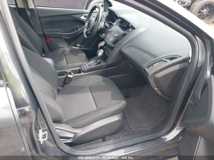 VIN 1FADP3K2XJL207451 2018 FORD FOCUS SE