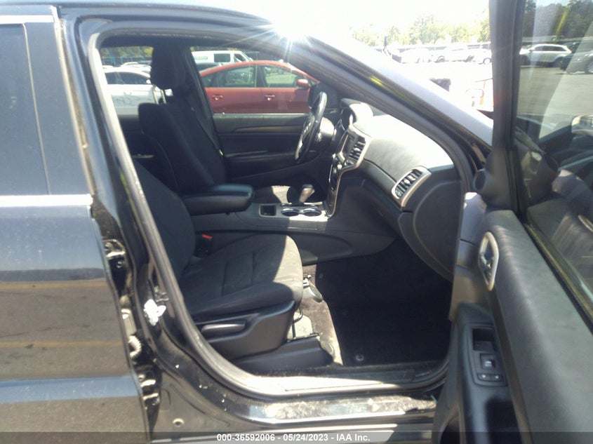 VIN 1C4RJFAG1HC843590 2017 JEEP GRAND CHEROKEE LAREDO