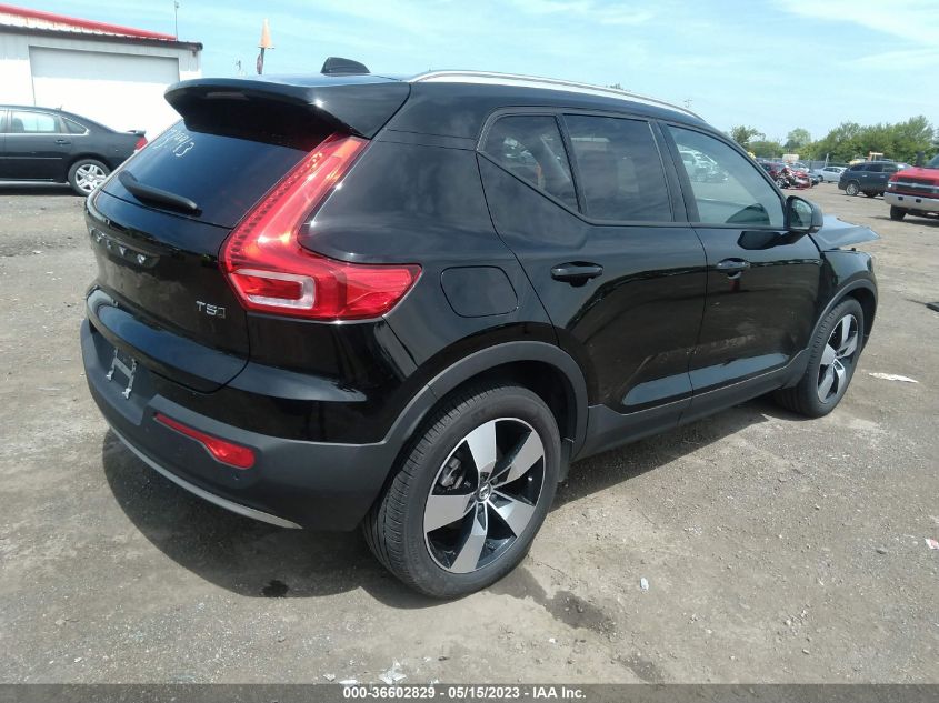 2022 VOLVO XC40 MOMENTUM YV4162UK1N2739963